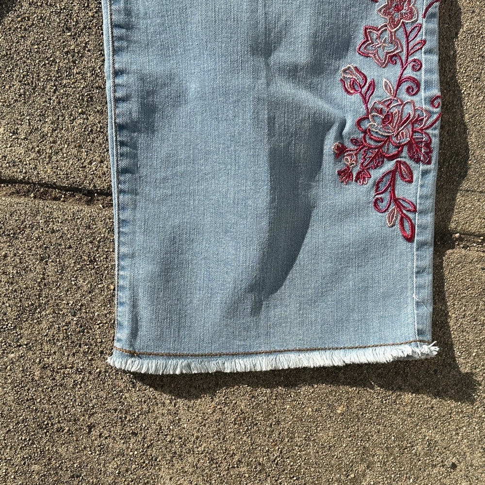 The Pioneer Woman Light Blue Cropped Jeans with Red Embroidery new w/tags XXL - Picture 6 of 12